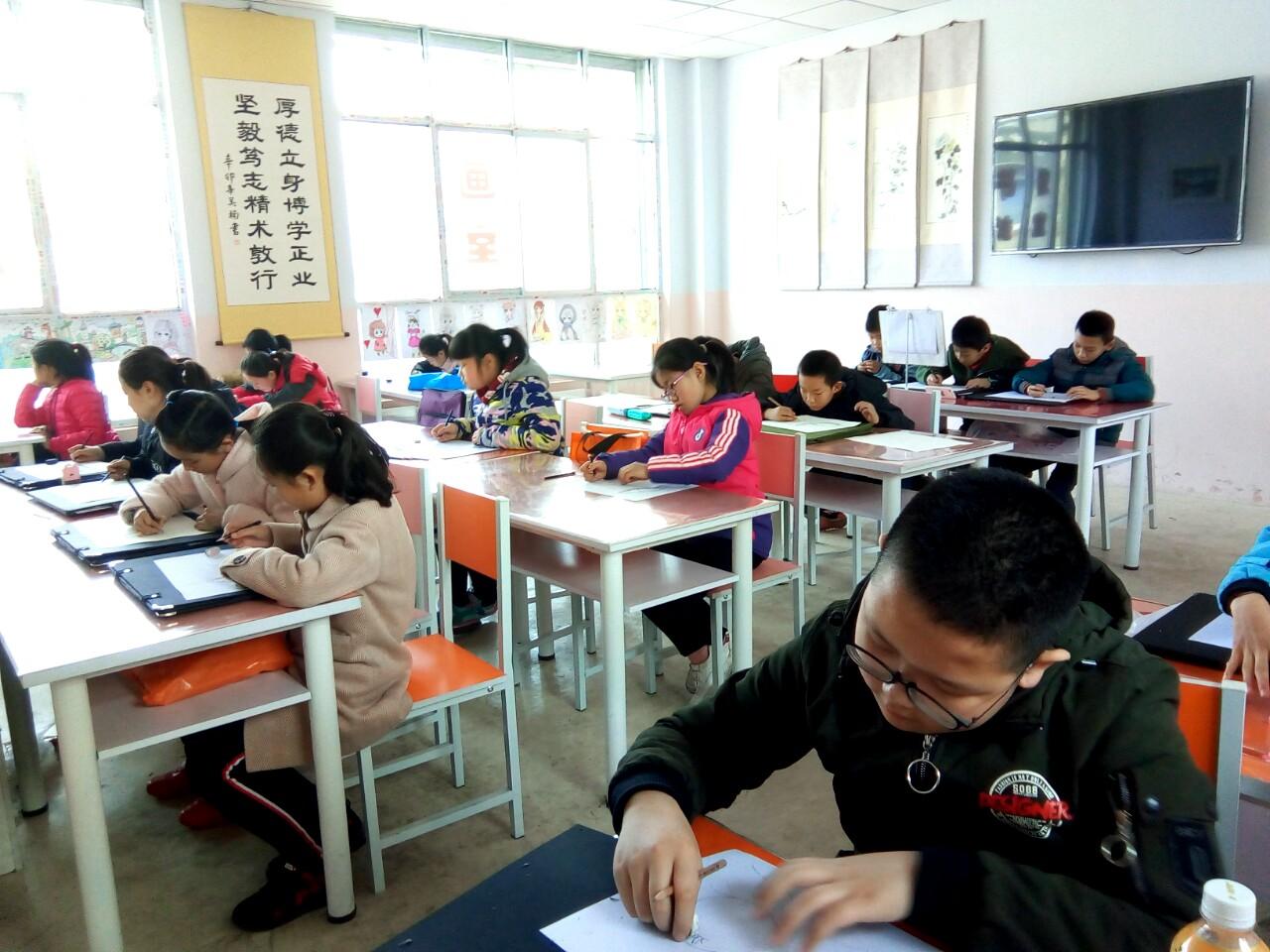 圆梦画室提高班的学生正在完成课堂作业