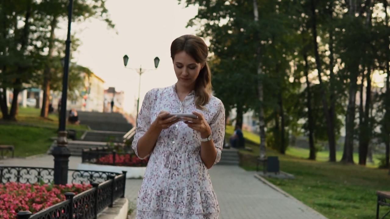 正在户外玩3D坦克移动版的玩家