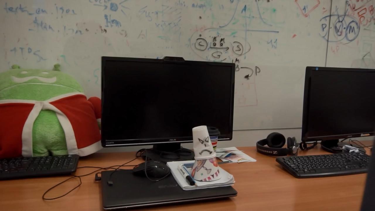 3D坦克开发者正在远程办公，工位上放着杯子，上面画着一张可爱的脸