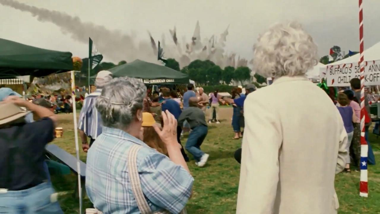 从天而降的陨石震惊了正在露营活动的奶奶和爷爷