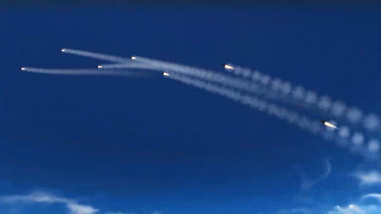 蝎型炮塔的火箭弹齐射到天空