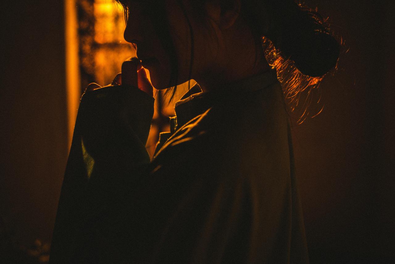 黄昏老屋窗边 手指轻点嘴唇的少女 侧面照 特色 逆光 阴影