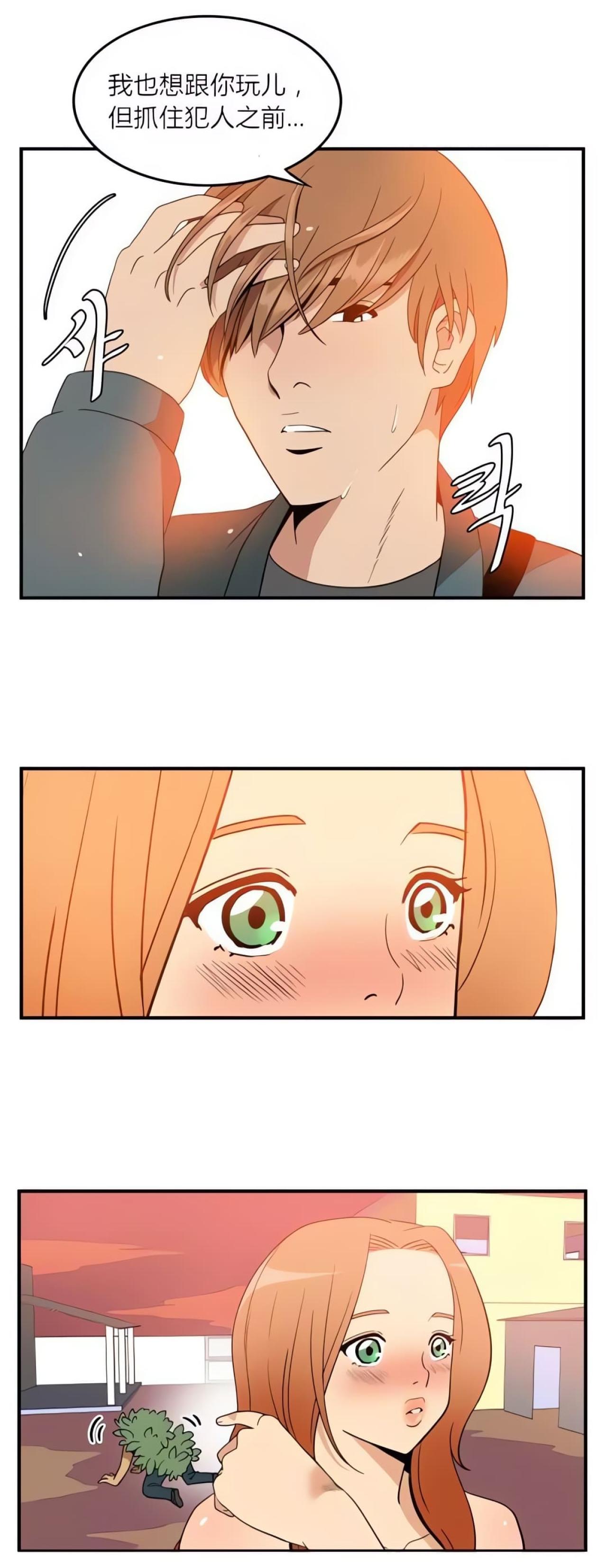 卸下头套的警卫，露出了帅气的面庞，女孩看得脸红了，用手指了指正在伪装逃走的男朋友